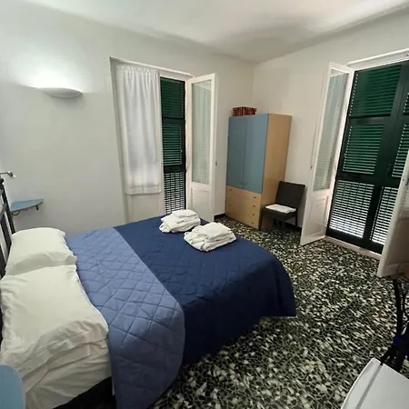 Yolo Guest house *